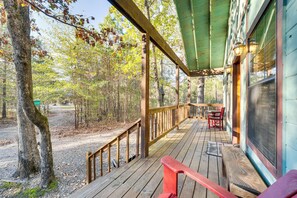 Interior - Hot Tub & Fire Pit: Cozy Cabin in Broken Bow! (Broken Bow)