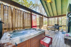 Interior - Hot Tub & Fire Pit: Cozy Cabin in Broken Bow! (Broken Bow)
