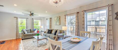 House (4 Bedrooms) | Living area | TV, books