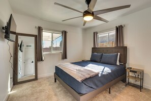 Interior - 11 Mi to Dtwn Phoenix: Main House w/ Outdoor Oasis (Phoenix)