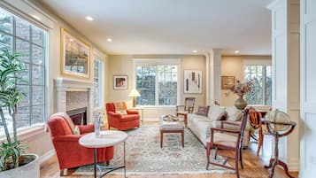 House (6 Bedrooms) | Interior