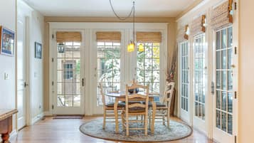 House (6 Bedrooms) | Interior