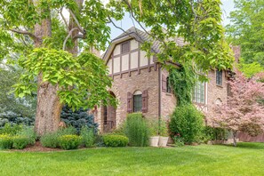 House (6 Bedrooms) | Interior