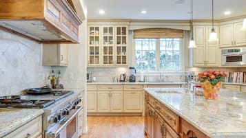 House (6 Bedrooms) | Interior