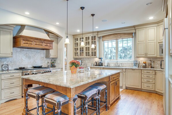 House (6 Bedrooms) | Interior