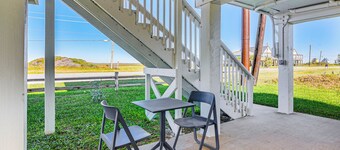 Walk to Beach: Modern Farmhouse in Surfside Beach!