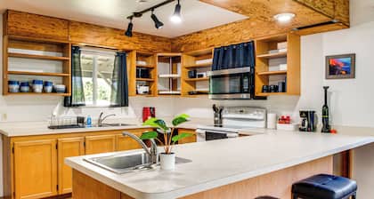 4 Mi to Beach: Keaau Retreat w/ Relaxing Porch!