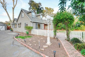 A residential house with a front yard, a white picket fence, and a street lamp. - 12 Mi to Folsom Historic District: Norcal Getaway (Sacramento)