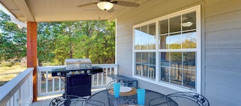 14-acre Property w/ On-site Fishing: Texas Escape