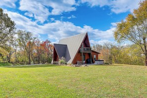 Interior - Hot Tub, Fire Pit, Bbq, On-site Pond: Kenton Cabin (Kenton)