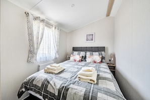 3 bedrooms, iron/ironing board, free WiFi, bed sheets - Cayton Bay Holiday Park Kestrel40 (Scarborough)
