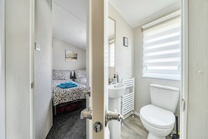 Shower, hair dryer, towels - Cayton Bay Holiday Park Kestrel40 (Scarborough)