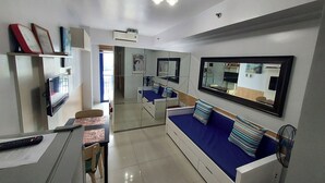 Condo, 1 Bedroom, City View | Ruang tamu