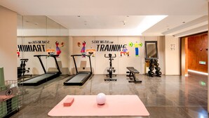 A modern gym with treadmills, an elliptical, and a rowing machine. - XIAMEN ZHONGSHAN ROAD  QULISTAR HOTEL (Xiamen)