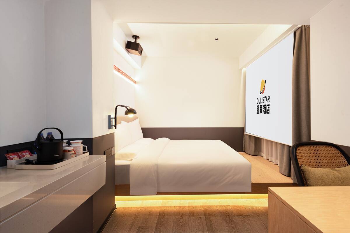Comfort Double Room | Desk, blackout curtains, soundproofing, free WiFi