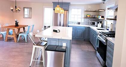 Cozy Coastal Cottage New London