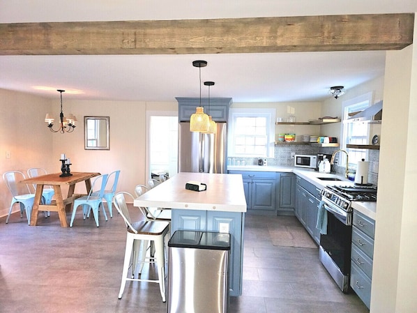 Kjøleskap, mikrobølgeovn, ovn og kokeplater