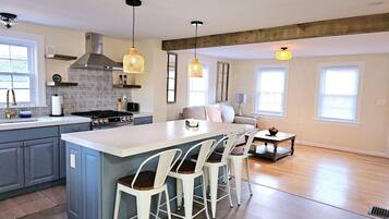 Een koelkast, een magnetron, een oven, een kookplaat