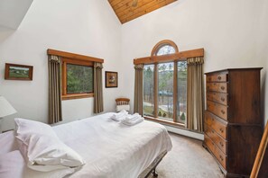 4 bedrooms, desk, WiFi, bed sheets