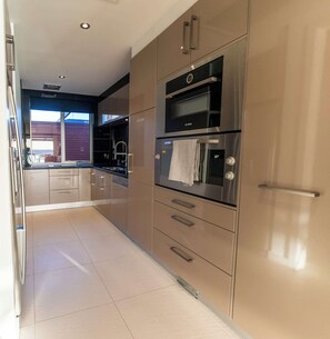 Fridge, microwave, oven, dishwasher - Ocean View Villa with Pool, Spa & Cinema (South Brighton)