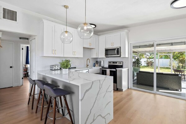 Kjøleskap, mikrobølgeovn, ovn og kokeplater