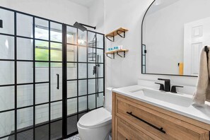 Douche, sèche-cheveux, serviettes fournies, shampoing