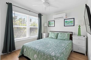 4 chambres, bureau, fer et planche à repasser, lit de bébé portatif