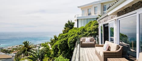 4 bedrooms, desk, Internet