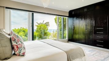 Villa | 4 bedrooms, desk, Internet