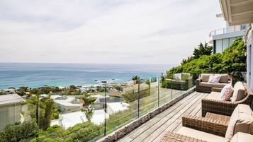 Villa | 4 bedrooms, desk, Internet