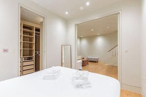 4 bedrooms, iron/ironing board, internet, bed sheets