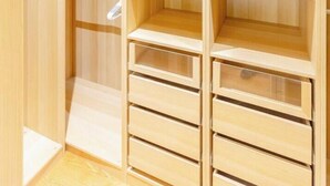 Un armadio in legno con ripiani e cassetti multipli.