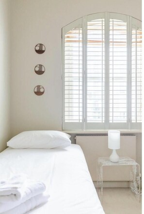 4 bedrooms, iron/ironing board, internet, bed sheets - Sublime 4BD House behind V&A, South Kensington (Greater London)