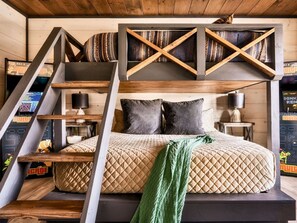 6 bedrooms, desk, iron/ironing board, WiFi