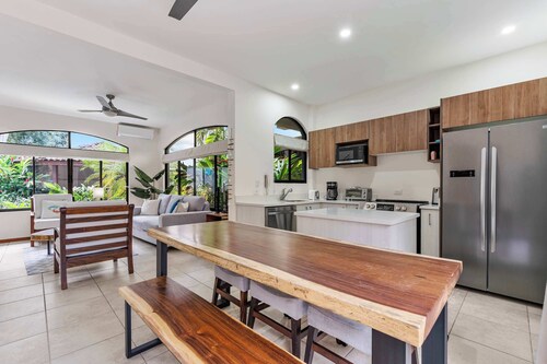 Pool Oasis, Concierge & 5min drive to the Beach