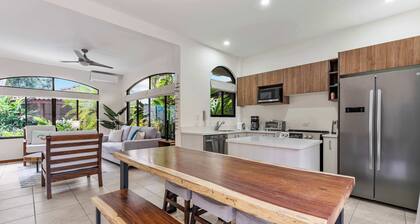Pool Oasis, Concierge & 5min drive to the Beach
