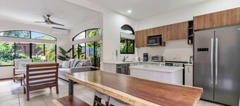 Pool Oasis, Concierge & 5min drive to the Beach