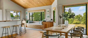 Watene Lodge - Spacious 5 Star Home with Pool