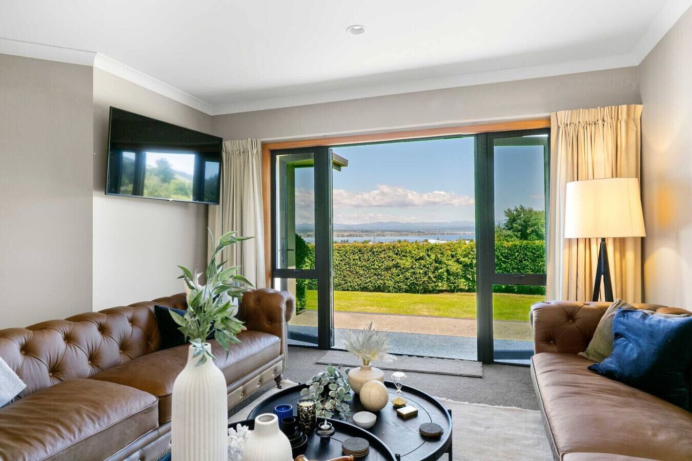 Televisión y chimenea 