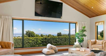 Watene Lodge - Spacious 5 Star Home with Pool
