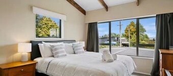 Large accommodation for 8 guests - 4 Queen bedrooms