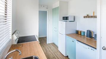 Een koelkast, een magnetron, een oven, een kookplaat