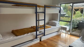 5 makuuhuonetta, silitysrauta/-lauta, vauvan matkasänky, Wi-Fi