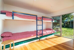 5 habitaciones, tabla de planchar con plancha, cuna de viaje y wifi 