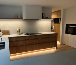 Fridge, microwave, oven, stovetop - Ultimate 5-Star Getaway - Perfect for Any Season (Taupo)