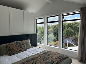 5 bedrooms, desk, iron/ironing board, travel cot