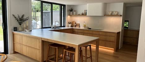 Refrigerador, microondas, horno y parrilla de estufa