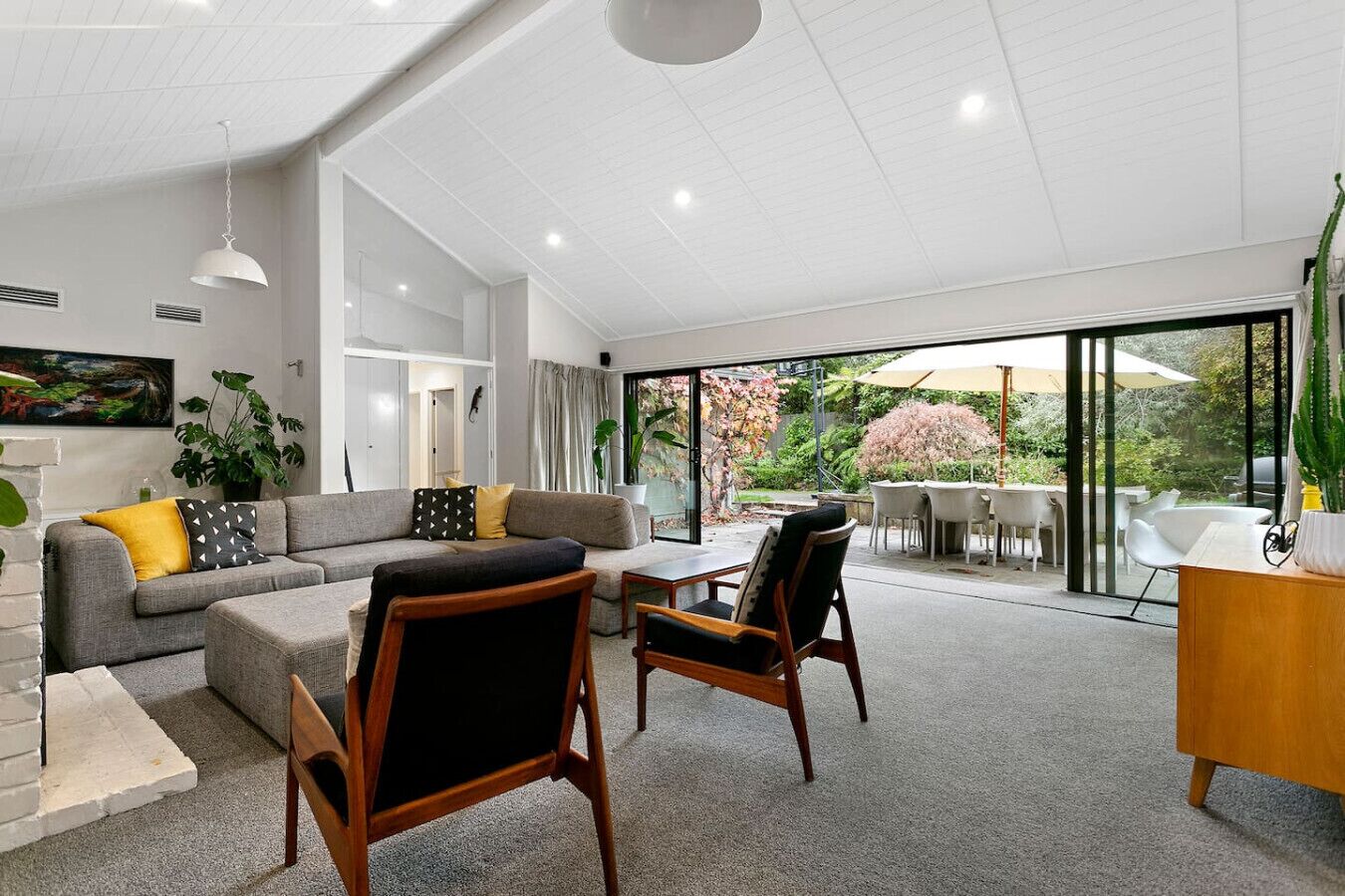 TV connectée, cheminée, chaîne hi-fi, espaces bureaux