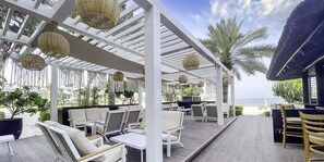 Poolside bar - LUX The Shoreline Palm Island Penthouse (Dubai)