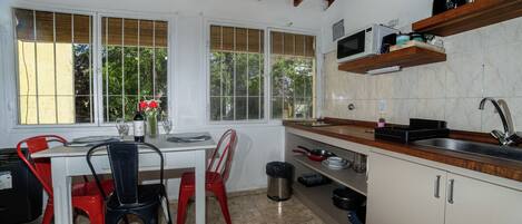 Micro-ondes, four, plaque de cuisson